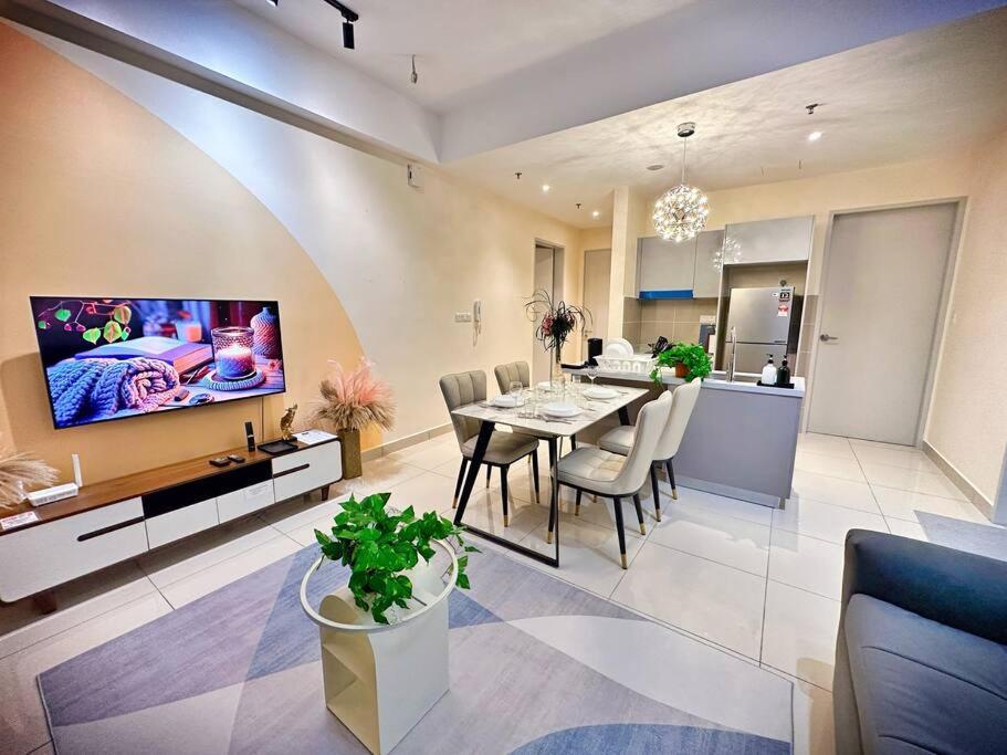 2r2b*1-6+1 Pax*kl City*10mins-klcc Kuala Lumpur