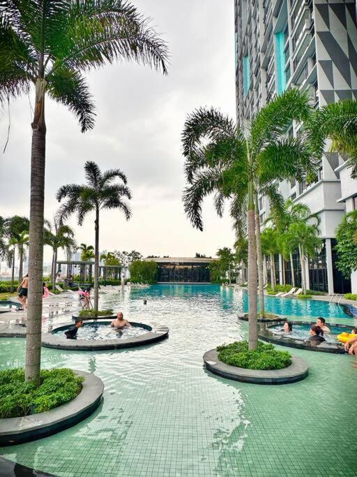 2r2b*1-6+1 Pax*kl City*10mins-klcc *