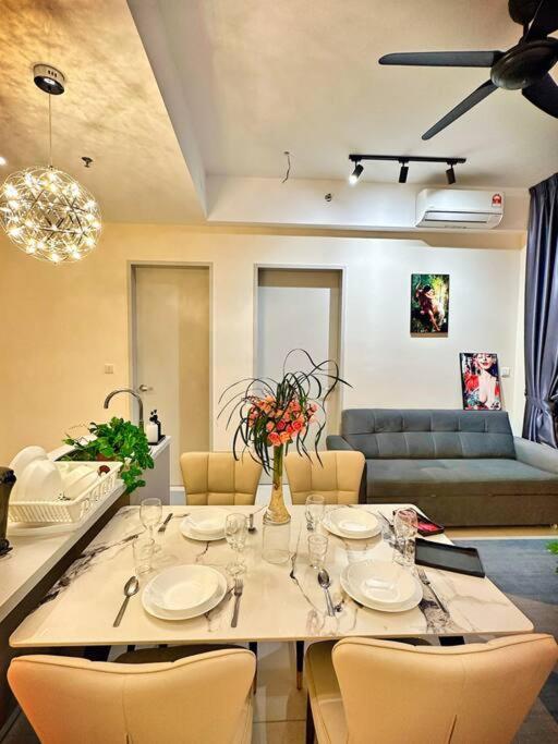 2r2b*1-6+1 Pax*kl City*10mins-klcc Kuala Lumpur